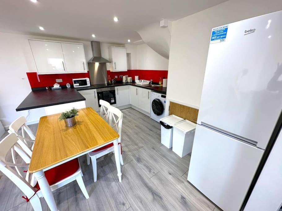 Charming New 2Br Detached House-Central Headington- Wi-Fi, Netflix, Top Location オックスフォード エクステリア 写真