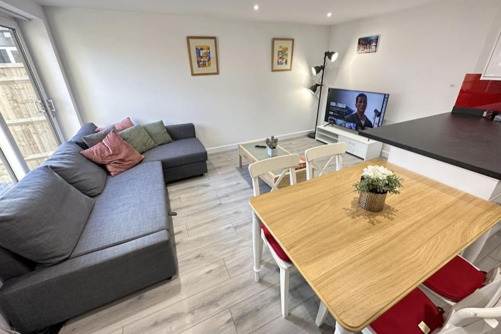 Charming New 2Br Detached House-Central Headington- Wi-Fi, Netflix, Top Location オックスフォード エクステリア 写真