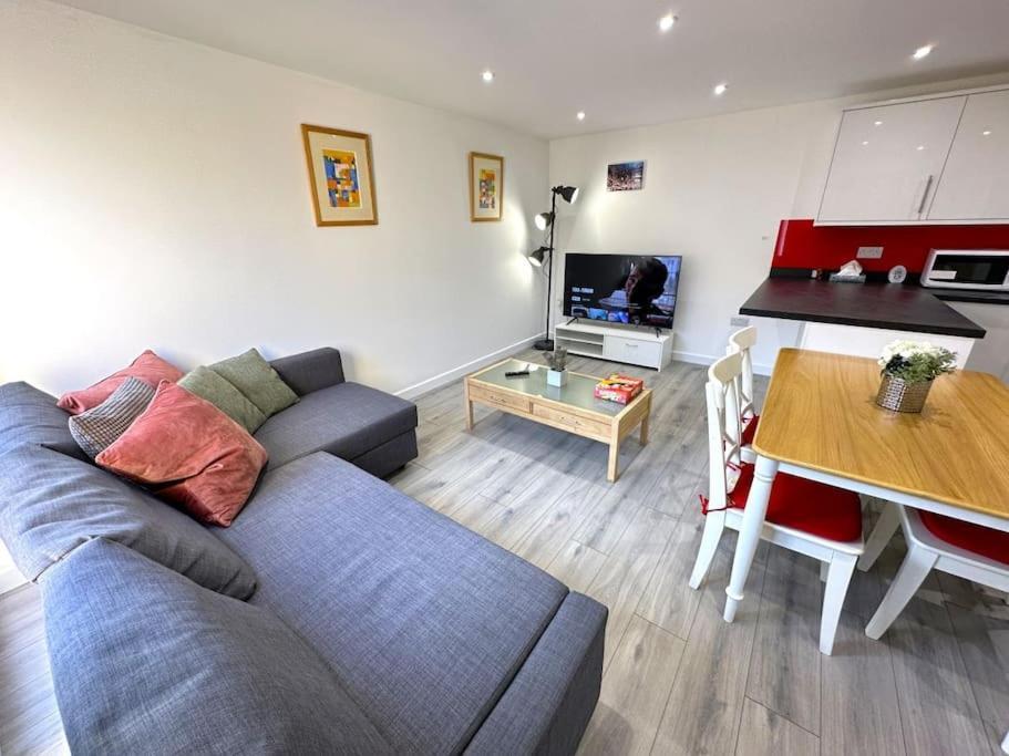 Charming New 2Br Detached House-Central Headington- Wi-Fi, Netflix, Top Location オックスフォード エクステリア 写真